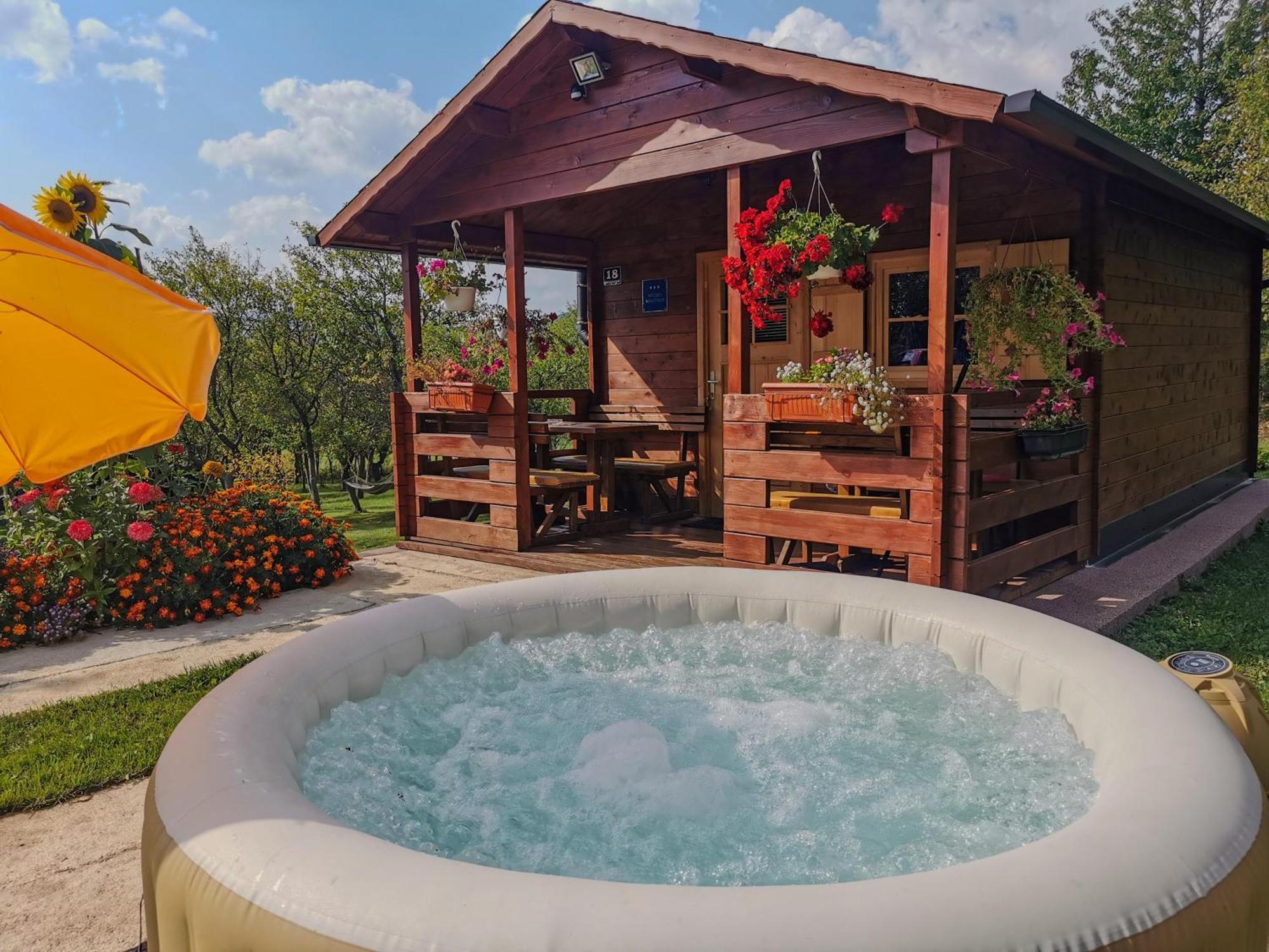 Cottage La Sierra With Jacuzzi Korenica Esterno foto