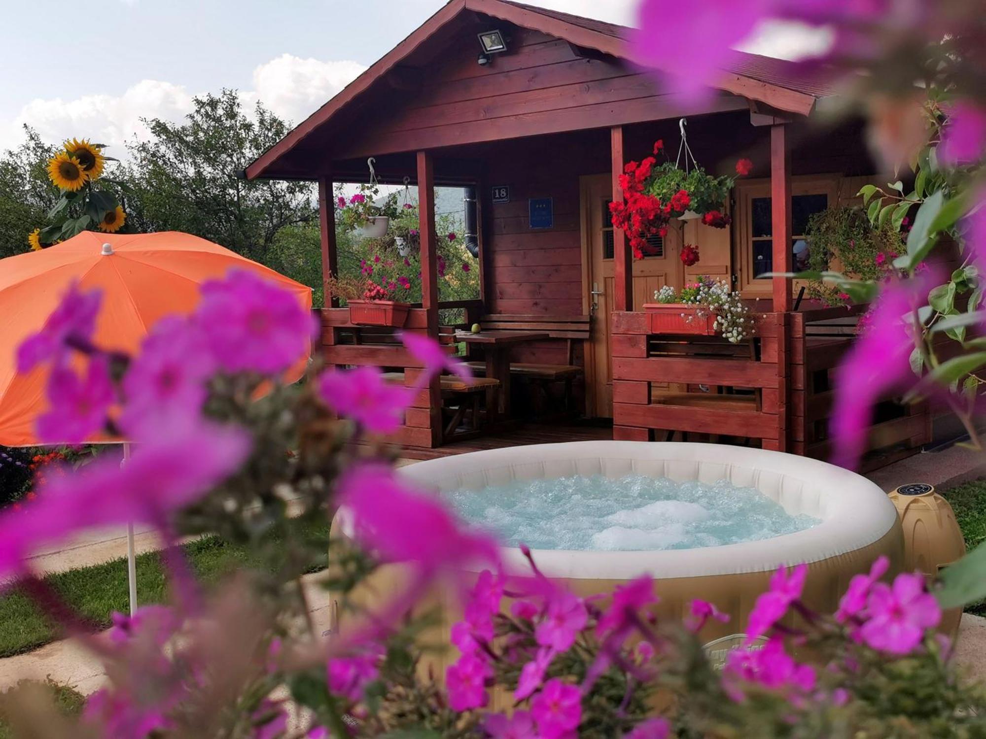 Cottage La Sierra With Jacuzzi Korenica Esterno foto